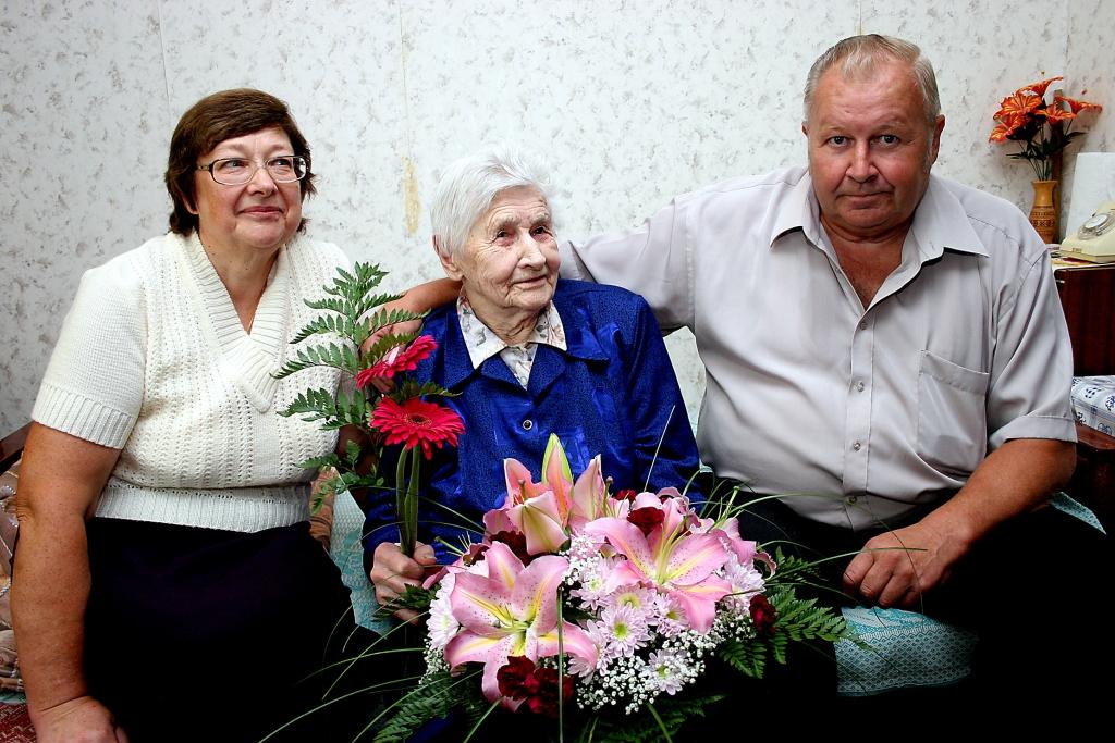 Simtgadniece Olga Merkuševa jūtas labi kopā ar dēlu un vedeklu, kas vienmēr ir blakus. Foto: Gatis Bogdanovs