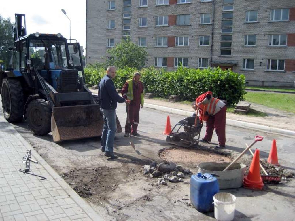 Gulbenē, Skolas ielā, regulē un maina kanalizācijas aku un lietusūdeņu noteku vākus.
Autors: Diāna Odumiņa