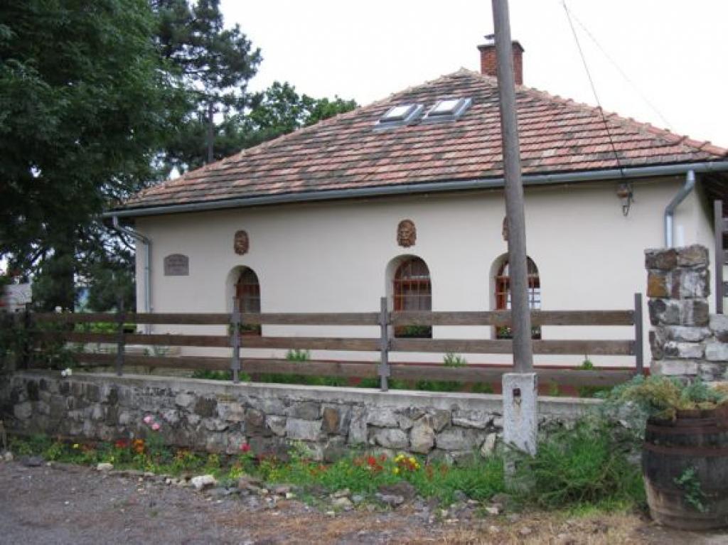 Babiča māja, zem kuras nokļūstam vīna pagrabā. 
Autors: Pārsla Konrāde