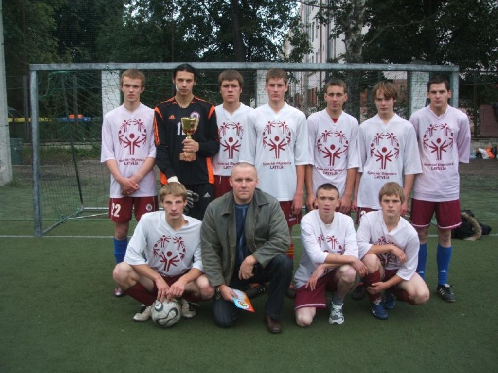 Sveķu skolas futbolisti un viņu treneris Aigars Lasis.
Autors: No personiskā albuma