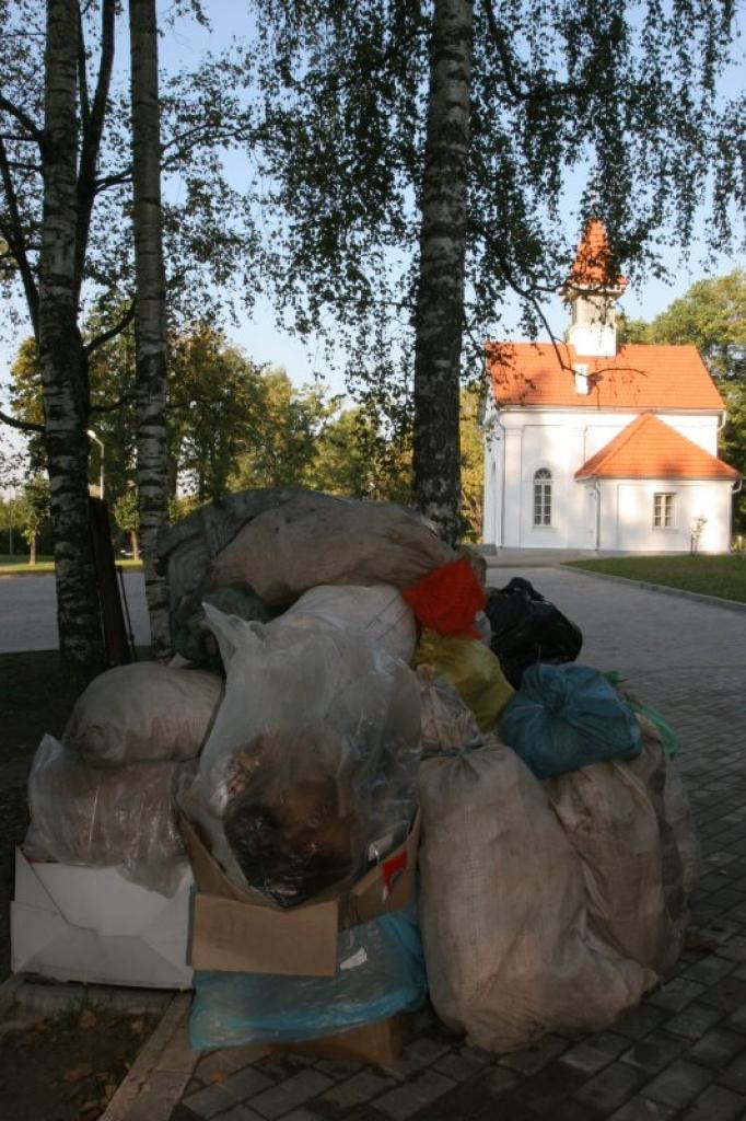 23.septembra rīts atklāja, ka kāds pie kapsētas atkritumiem paredzētajiem konteineriem ir novietojis 40 maisus un 4 kastes ar atkritumiem.
Autors: Gatis Bogdanovs