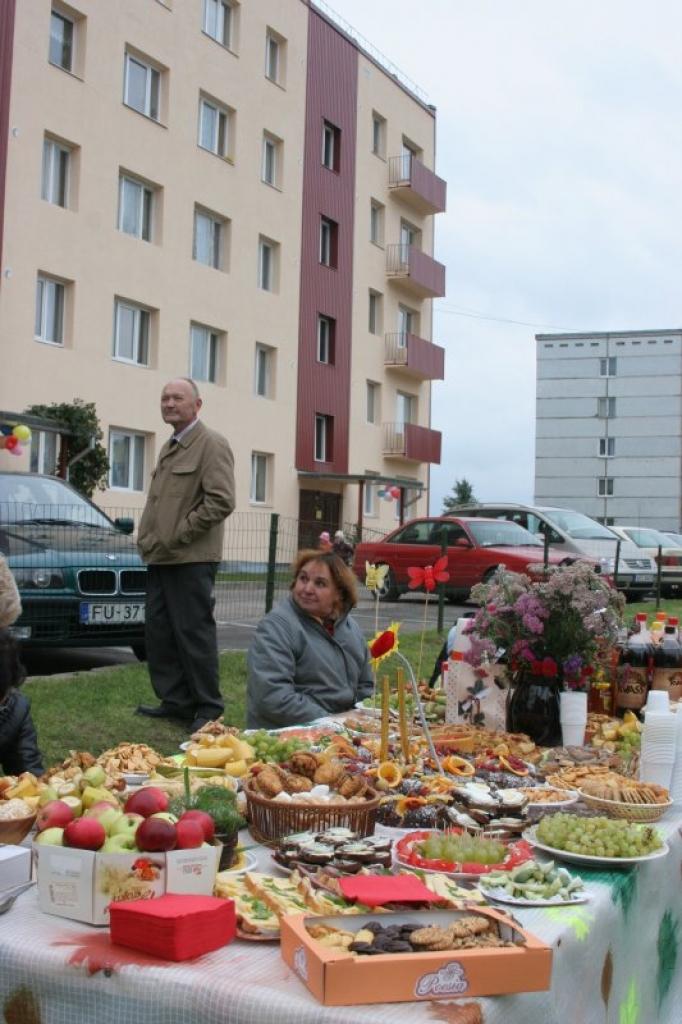 Daudzdzīvokļu nama Nākotnes ielā 2/5 iedzīvotāji ļoti kuplā pulkā svinēja savas mājas siltināšanas darbu pabeigšanu. Nu māja ir ieguvusi ne tikai pievilcīgu ārējo fasādi, bet arī savu ģerboni.
Autors: Gatis Bogdanovs