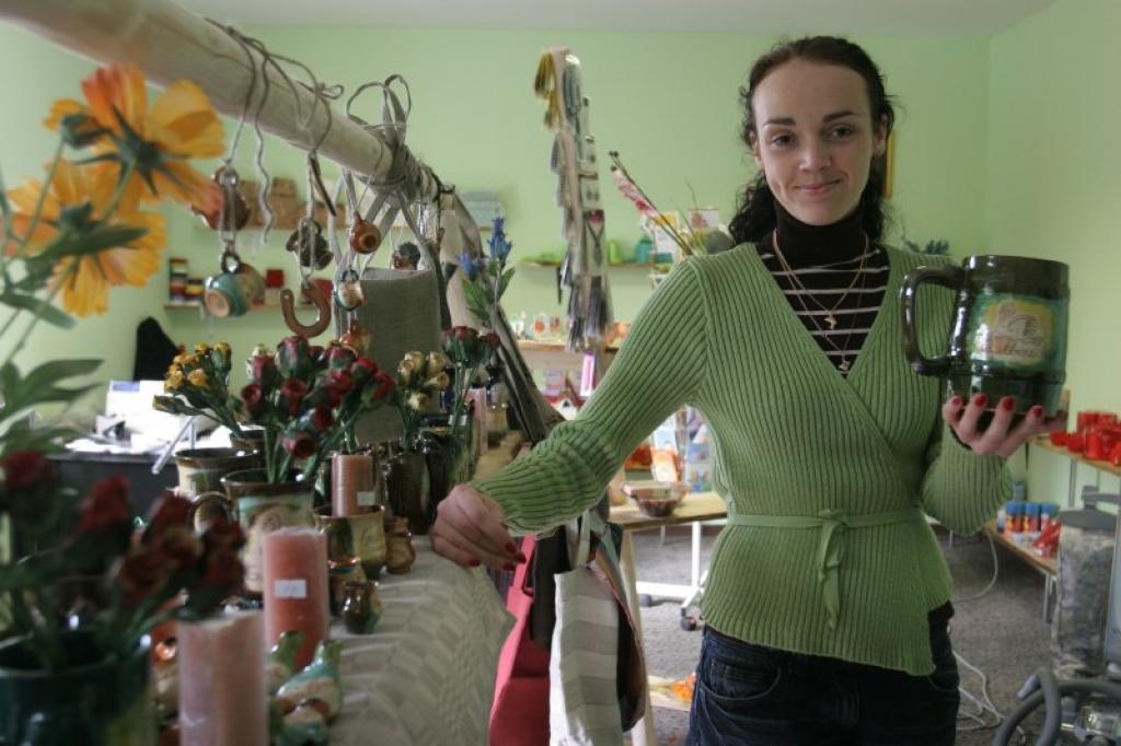 “Man pašai patīk pārvest kādu suvenīru no vietas, kur esmu bijusi. Ceru, ka arī citi veikalā atradīs ko interesantu,” saka Marika Jaskeviča. 
Autors: Gatis Bogdanovs