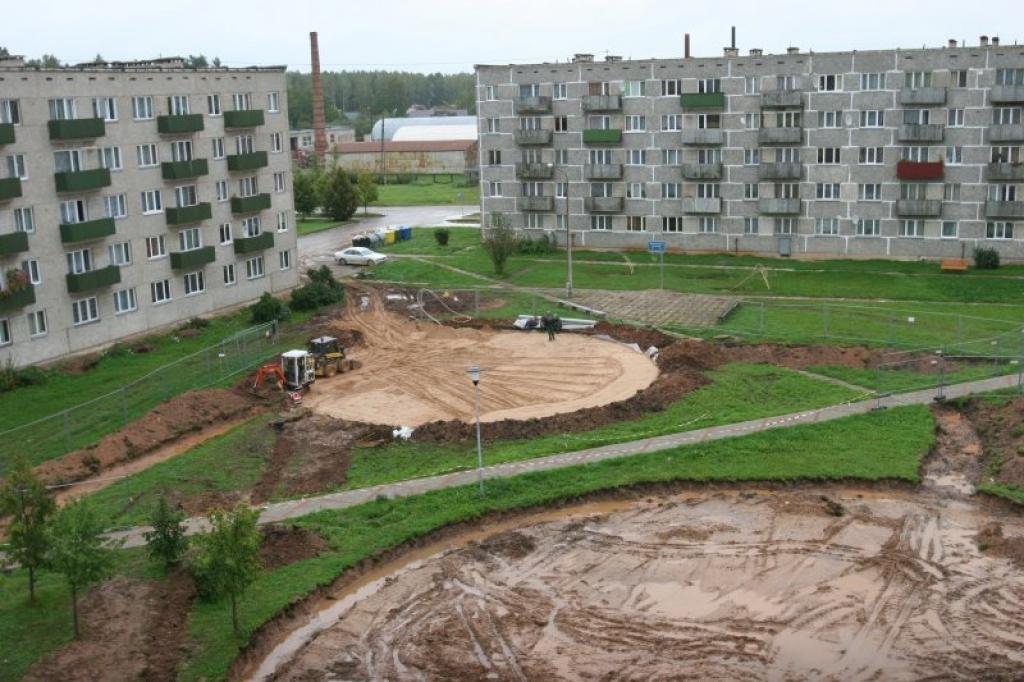 Lai gan laika apstākļi ir slikti un darbus traucē lietus, Nākotnes ielā 2 katru darbdienu rosās strādnieki, lai realizētu un izbūvētu vērienīgu rotaļlaukumu mazākiem bērniem un atpūtas laukumu jauniešiem, kuros varēs pavadīt brīvo laiku.
Autors: Gatis Bogdanovs