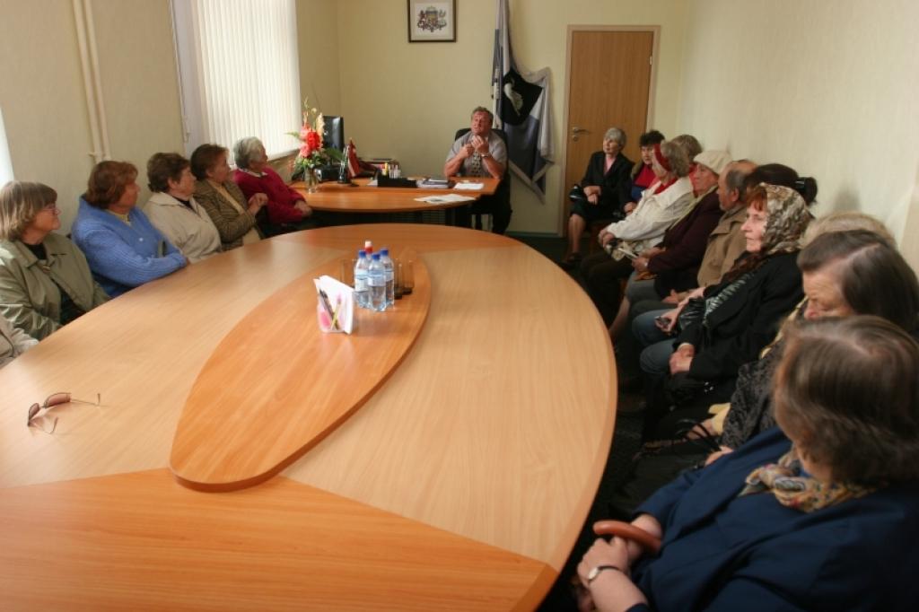 Iedzīvotāji pilsētas domes priekšsēdētājam Nikolajam Stepanovam bilda, ka citās Latvijas pilsētās apkures tarifs nav tik liels, kāds tas ir plānots Gulbenē. “Balvos un Madonā ir politisks tarifs,” iebilda viņš. Tur pašvaldības balansējot uz likuma pārkāpšanas robežas.
Autors: Gatis Bogdanovs