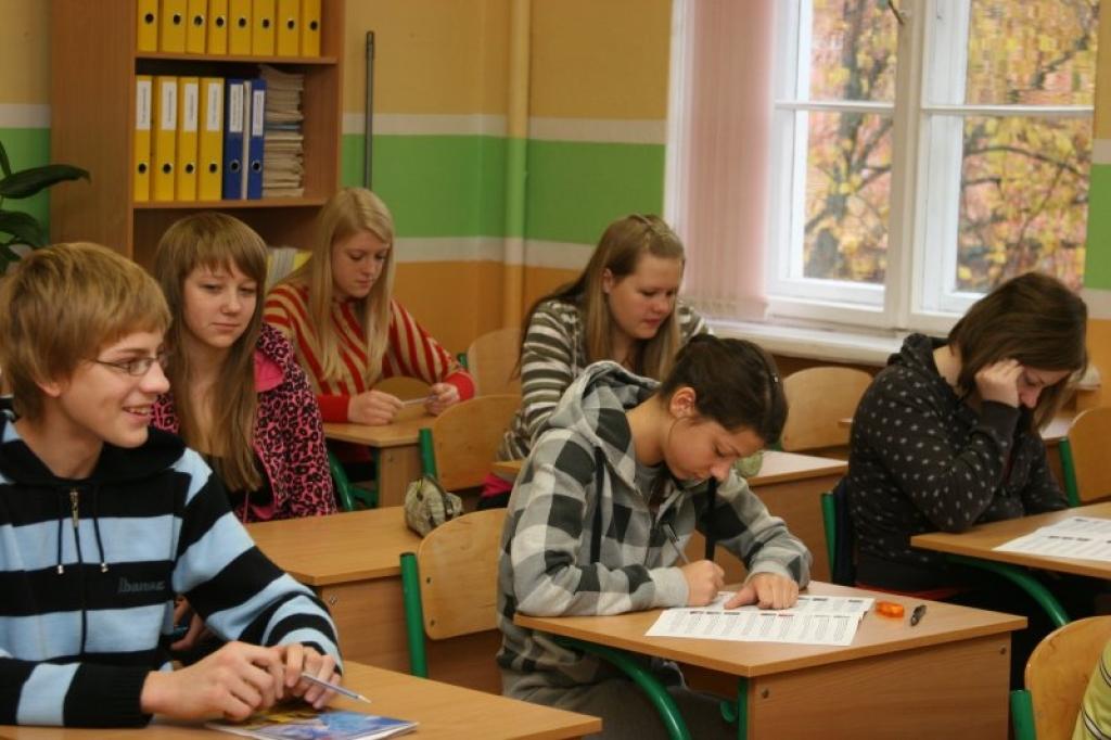Gulbenes ģimnāzijas devītklasnieku domas par šāgada konkursa sarežģītības pakāpi dalījās - citam tas šķita sarežģīts, citam savukārt bija viegli atbildēt uz jautājumiem.
Autors: Gatis Bogdanovs
