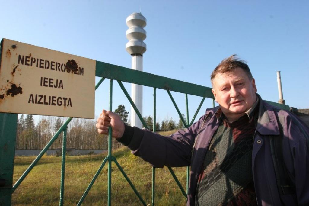 SIA “Gulbenes energo” vadītājs Vladimirs Bugajevs stāsta, ka Šķienerus ar sanitārajām normām atbilstošu ūdeni nodrošina 1985.gadā būvētais, 30 metru augstais ūdenstornis. Pašlaik tiek ekspluatētas trīs artēziskās akas. Notekūdeņu bioloģiskās attīrīšanas iekārtas darbojas ar 25 procentu slodzi, jo vairāk nav nepieciešams. Ar 1.augustu Šķieneros ūdens kubikmetrs maksā 69 santīmus, kanalizācijas kubikmetrs - 75 santīmus. 
Autors: Gatis Bogdanovs