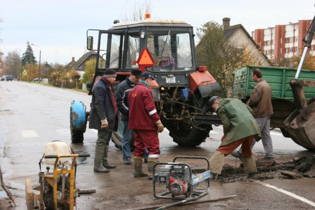 Lai strādnieki varētu netraucēti strādāt un piekļūt vietai, kur bija plīsis ūdensvads, Blaumaņa ielā tika arī slēgta satiksme. Automašīnu plūsma tika novadīta pa Oskara Kalpaka, Parka un Litenes ielu. Vietējie iedzīvotāji, protams, izmantoja arī citus apbraukšanas ceļus. 
Autors: Gatis Bogdanovs