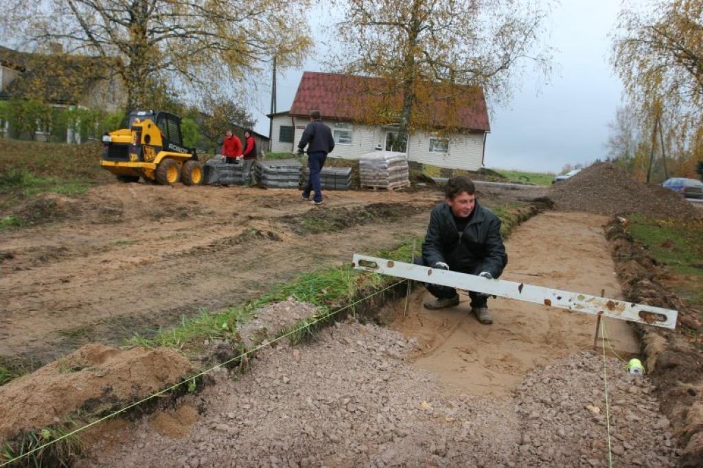 Gājēju celiņu paredzēts nodot ekspluatācijā līdz 17.novembrim. Iespējams, celiņš būs arī apgaismots.
Autors: Gatis Bogdanovs