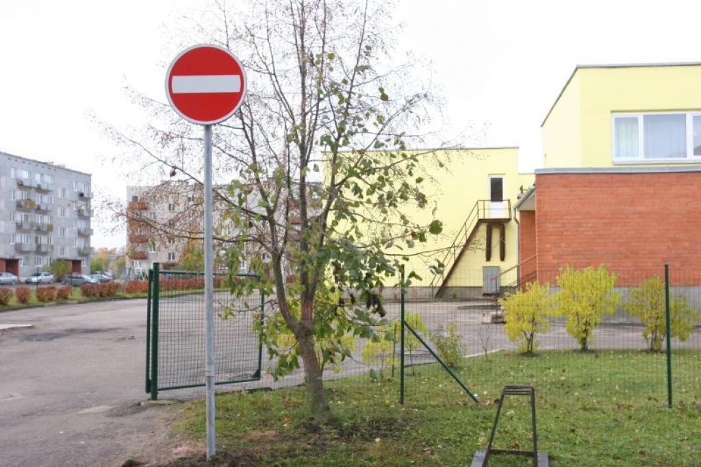 Lai izvairītos no nelaimes gadījumiem un bērniem garantētu drošību bērnudārza teritorijā, pagājušajā nedēļā pie pirmsskolas izglītības iestādes “Auseklītis” teritorijas tika izlikta aizlieguma ceļazīmi “Iebraukt aizliegts”. 
Autors: Gatis Bogdanovs