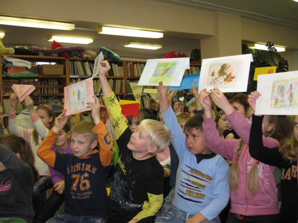 Vizuālās dzejas konkursā, ko Dzejas dienu nedēļā organizēja Gulbenes bibliotēka sadarbībā ar Gulbenes mākslas skolu, savas aploksnes ar dzejas rindām bija iesūtījuši apmēram 250 bērni.
Autors: Malda Ilgaža