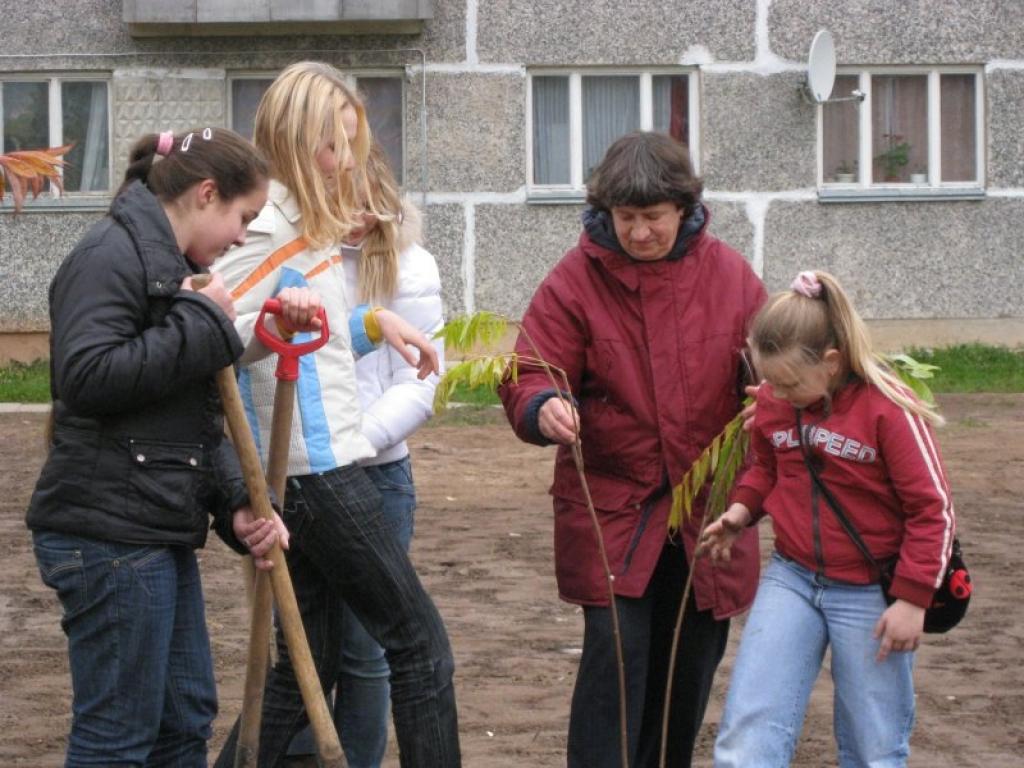 Gulbenes 97.gaidu vienības meitenes, palīdzot vadītājai Intai Vilkai, pirmdienas pēcpusdienā bērnu un jauniešu atpūtas laukumā stādīja pašu izaudzētus kociņus.
Autors: Inita Savicka