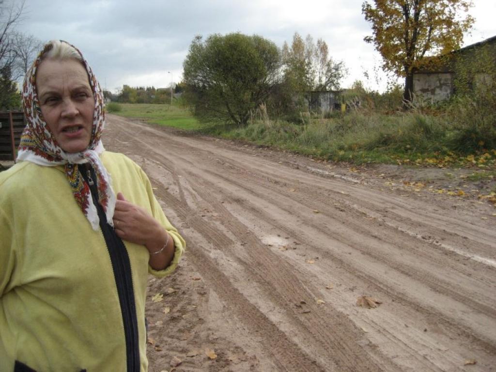 Gala ielas iedzīvotāja Ilga Viduce ir sašutusi par ielai uzklāto mālaino smilti. Tā nevarot palikt, virsū jāber šķembas. Viņasprāt, ar segumu vispār nebūtu nekādu problēmu un neko papildus bērt nevajadzētu, ja Gala ielā biežāk brauktu greideris. 
Autors: Diāna Odumiņa