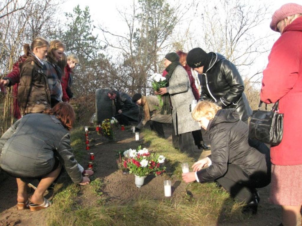 Lācplēša dienā, 11.novembrī, pilsētas vecās kapsētas Jāņkalniņā tika iedegtas sveces un nolikti ziedi pie pieminekļa - kritušajiem par Latvijas brīvību. 
Autors: Inita Savicka