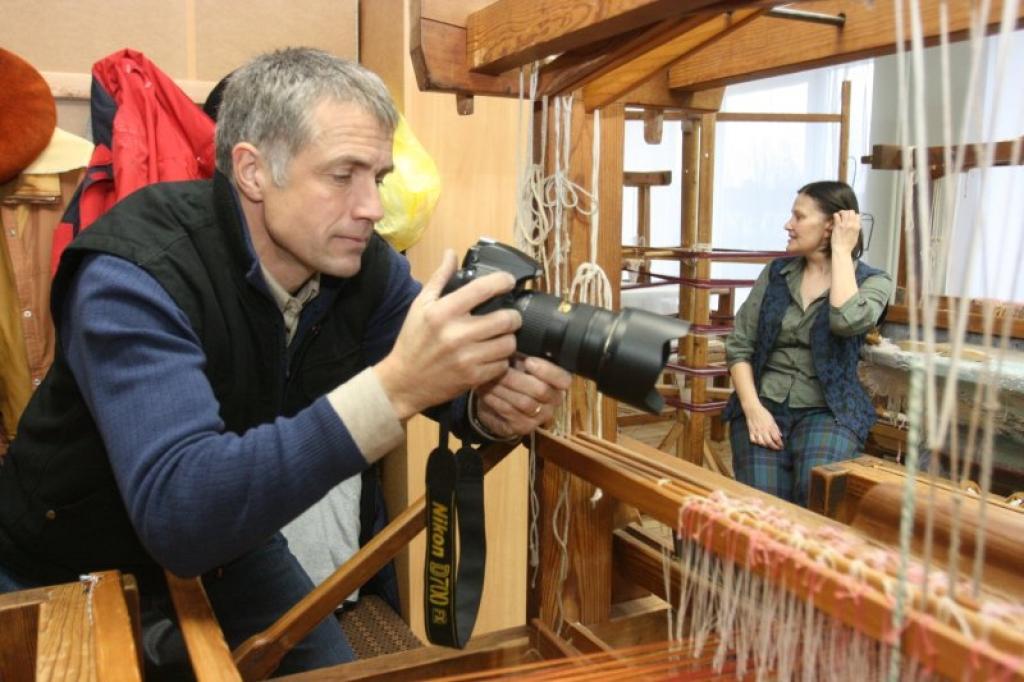 Franču fotogrāfs Klauss Štobers viesojās arī Gulbenes Tautas lietisķās mākslas studijā “Sagša”. Tur viņš vēlējās noskaidrot gan to, kur studijas dalībnieces smeļas idejas, gan arī to, vai var atšķirt katras mākslinieces stilu.
Autors: Gatis Bogdanovs