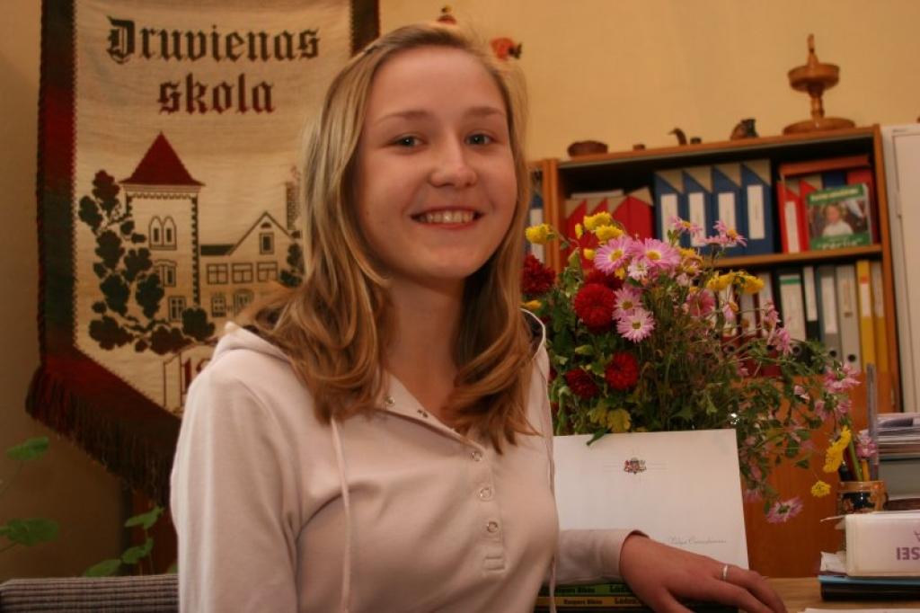 “Bērni, jaunieši, ļaudis veci – viens otram sniedz draudzīgu plecu. No mutes mutē skan latviešu valoda – mīļa un tīra, ko vēl vairāk stiprina Dziesmu svētku uvertīra…” - Līvas Černoglazovas acīs,  skaitot pašsacerētās dzejas rindas, mirdz lepnums. 
Autors: Gatis Bogdanovs