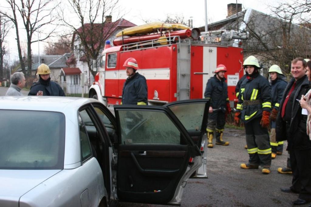 Pirmdienas pēcpusdienā glābējus izsauca uz Lazdu ielu Gulbenē, kur bija aizdegusies automašīna “Audi A6”. Ugunsgrēka iemesls – īssavienojums elektroinstalācijā.
Autors: Gatis Bogdanovs