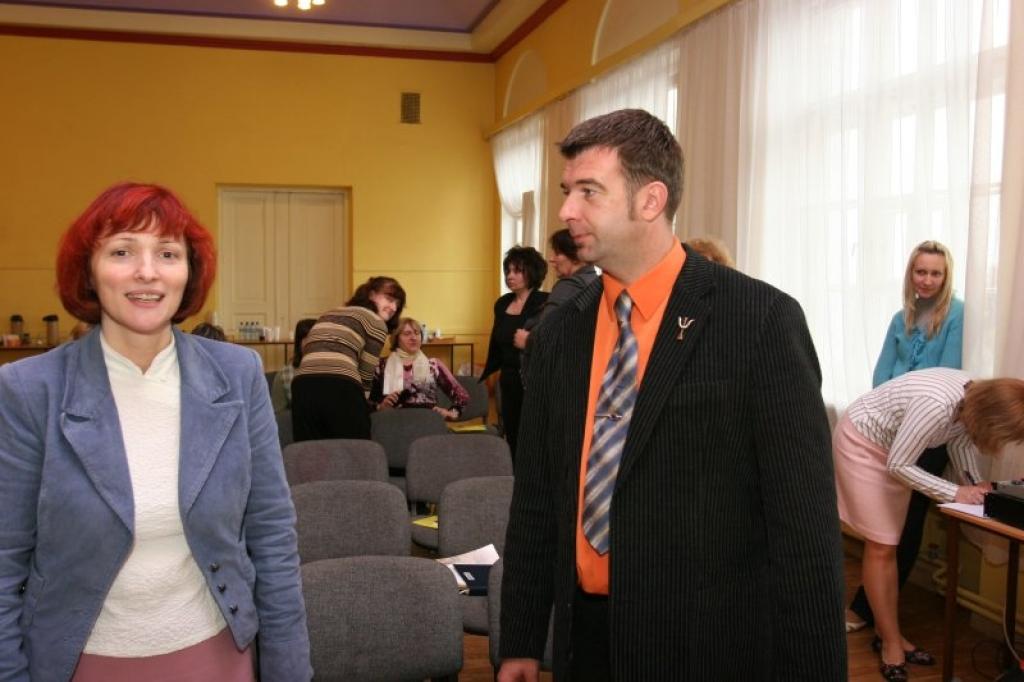 Aivis Dombrovskis norāda, ka, vadoties no savas pieredzes un prakses, pedagogiem viņš stāsta, kā izveidot pozitīvu sadarbību skolai un vecākiem, kā arī par skolotāja darbu ar skolēniem un skolēnu vecākiem. 
Autors: Gatis Bogdanovs