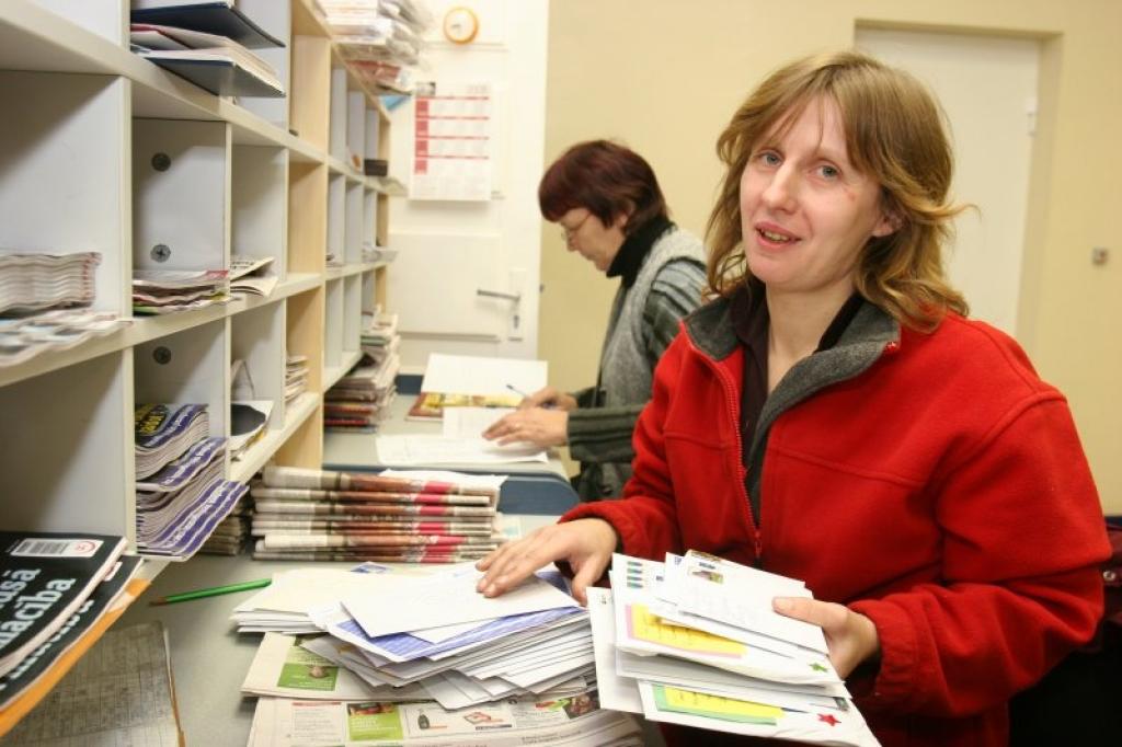  “Katrs darbdienas rīts sākas ar laikrakstu, žurnālu un vēstuļu šķirošanu, kas ilgst apmēram līdz pulksten 11.00. Pēc tam dodos 150 kilometrus garajā ceļā,” saka Lejasciema pasta nodaļas pastniece Gunta Žīgure.
Autors: Gatis Bogdanovs