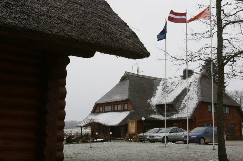 Atpūtas kompleksa “Vonadziņi” īpašnieks Jānis Duļevskis saka, ka “Vonadziņos” arī pēc pievienotās vērtības nodokļa paaugstinājuma viss paliks pa vecam: gan darba laiks, gan cenas.
Autors: Gatis Bogdanovs