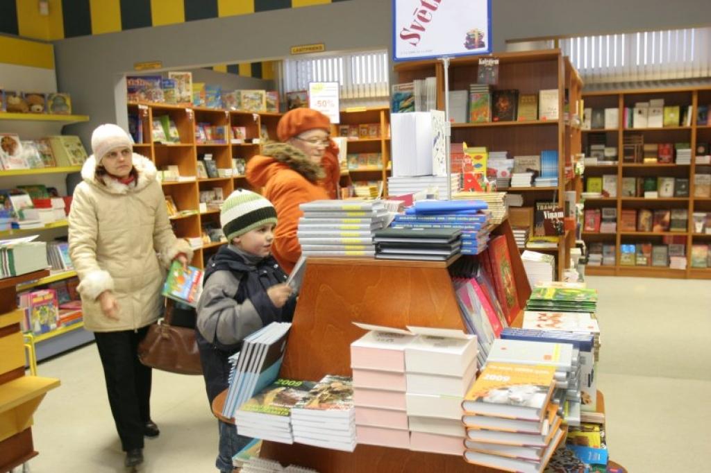 Zvaigznes grāmatnīcā šinīs dienās pircēji steidz izmantot Ziemassvētku akcijas, lai iegādātos kādu jaunu grāmatu paši sev, vai arī to dāvinātu citiem.
Autors: Gatis Bogdanovs