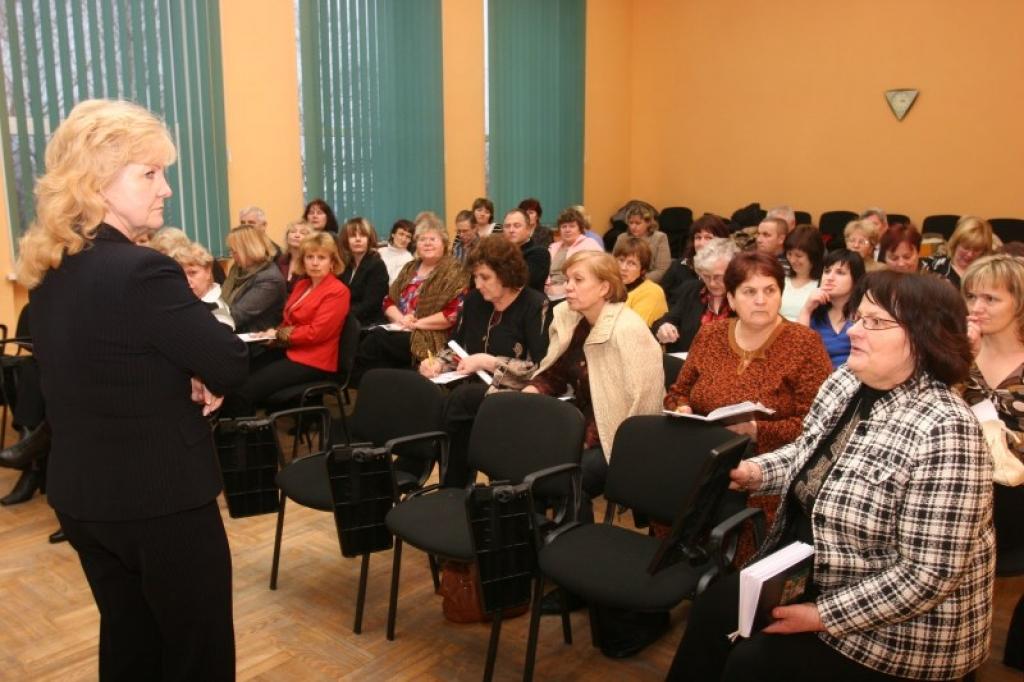 Nedēļas sākumā skolu direktori un arodkomiteju priekšsēdētāji tikās ar Gulbenes rajona padomes Izglītības pārvaldes vadītāju Liānu Jansoni, lai rastu risinājumu par algu izmaksām skolotājiem.
Autors: Gatis Bogdanovs
