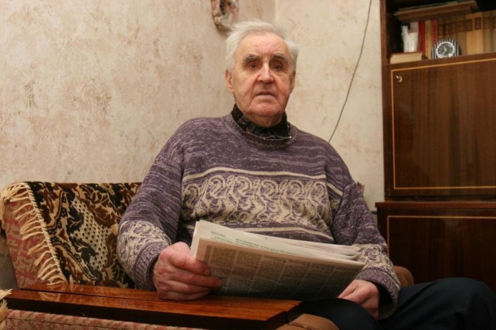 Gulbenietis Jānis Jansons savulaik strādājis par ekonomistu, tāpēc viņš profesionāli plāno katra mēneša ieņēmumus un izdevumus. Vasaras mēnešos, kad nav jāmaksā par dārgo apkuri, pensionārs veido nelielu naudas uzkrājumu ziemai. 
Autors: Gatis Bogdanovs