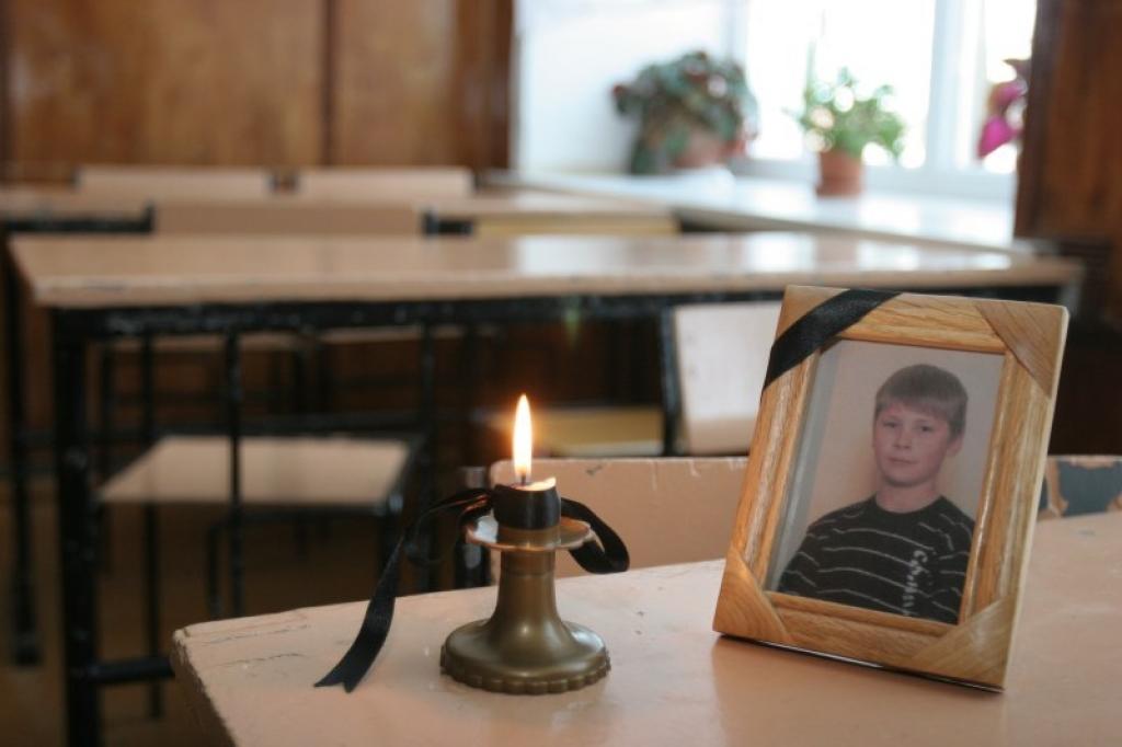 Vēl vakar Kaspara klases telpā valdīja klusums un dega svecīte, godinot viņa piemiņu.
Autors: Gatis Bogdanovs