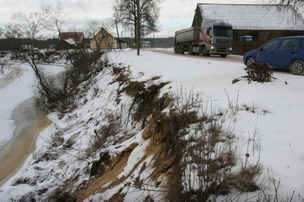 Šajā vietā Gauja atrodas ļoti tuvu ceļam un, gadiem ejot, tā arvien vairāk graužas iekšā krastā. Palēnām brūk nost arī krasts. Iedzīvotāji ir noraizējušies, ka ar laiku varētu iebrukt arī ceļš, jo to pastiprināti drebina arī smagās mašīnas.
Autors: Gatis Bogdanovs