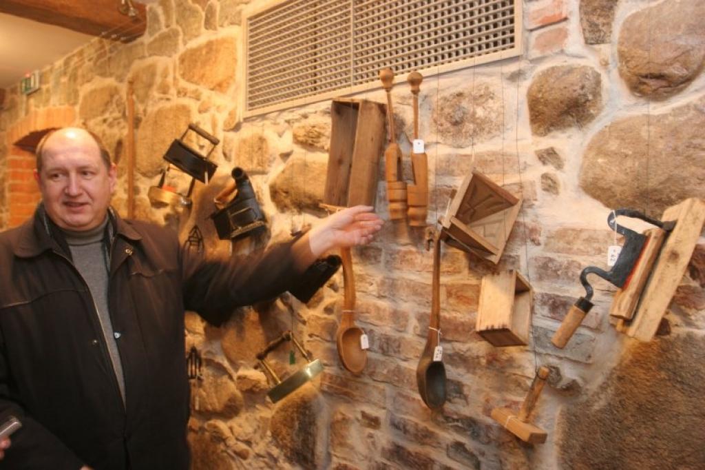 “Vecgulbenes Muižas muzeja mērķis ir atklāt kādi amata rīki savulaik izmantoti un kādi bijuši senie amati Vidzemes muižās, īpaši tajās, kas bijušas baronu Volfu īpašums,” stāsta Vecgulbenes muižas projektu vadītājs Jānis Ločmans. 
Autors: Gatis Bogdanovs