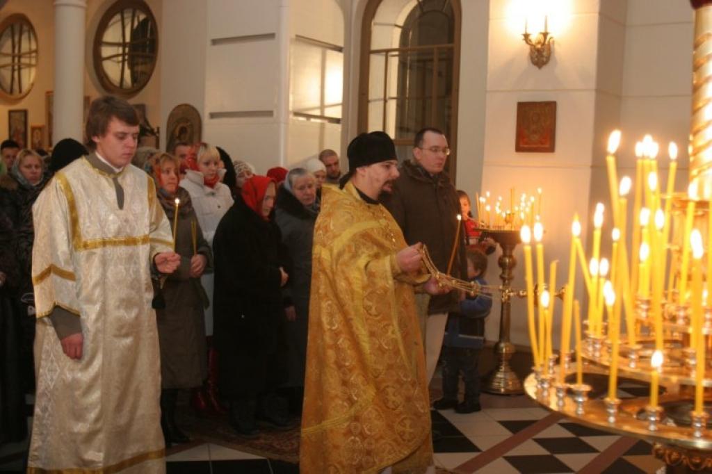 Tēvs Aleksandrs Ziemassvētku dievkalpojumu vadīja atbilstoši šo svētku svinēšanas tradīcijām ar dziedājumiem, aizlūgumiem, svētības sniegšanu. Viņš klātesošos svētīja ar vīraku, aicināja uz grēksūdzi un dievgaldu un sveica ticīgos svētkos. 
Autors: Gatis Bogdanovs