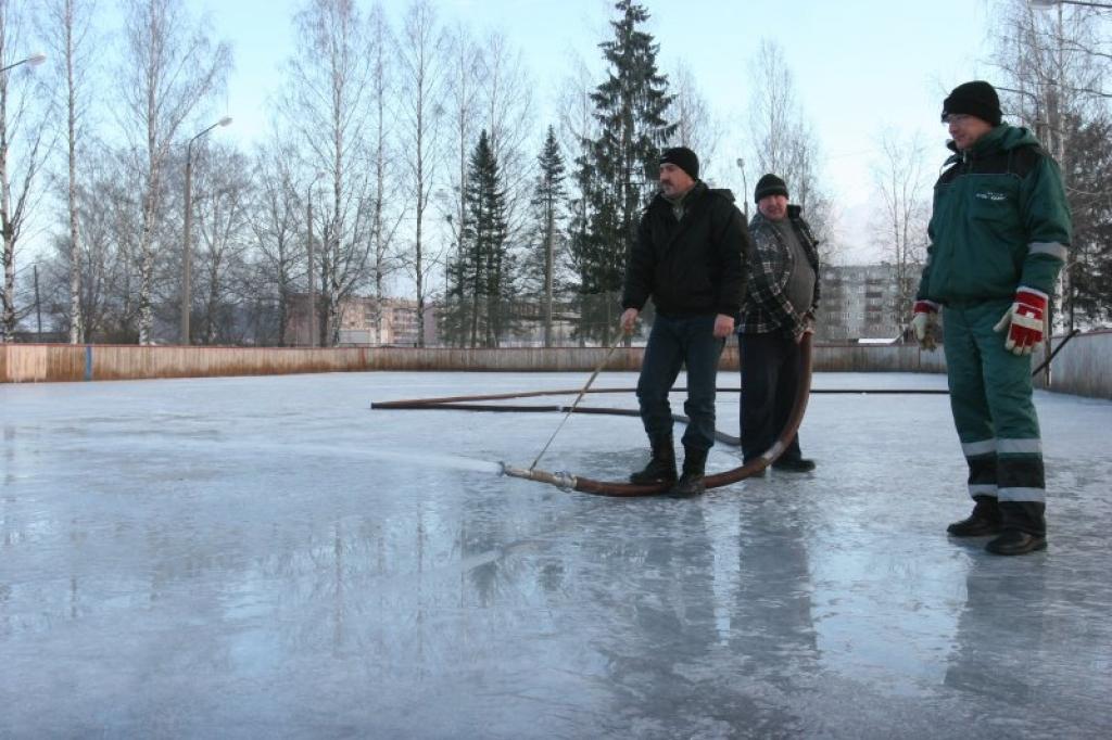 Aukstos un ziemīgos laika apstākļus izmanto arī stadiona darbinieki, lai slidotavā lietu ledu.
Autors: Gatis Bogdanovs