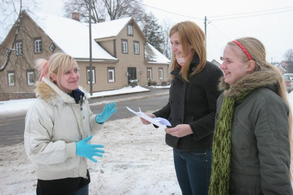“Ir plānots, ka jaunieši paši arī iesaistīsies centra tapšanas darbos,” saka Jana Igaviņa (no kreisās). Viņu atbalsta Ivita Biksīte (vidū) un Laura Igaviņa. Jauniešu centrs atradīsies ēkā, kuras pirmajā stāvā šobrīd atrodas bibliotēka un kultūrvēsturiskā mantojuma centrs (attēla aizmugurē).
Autors: Gatis Bogdanovs