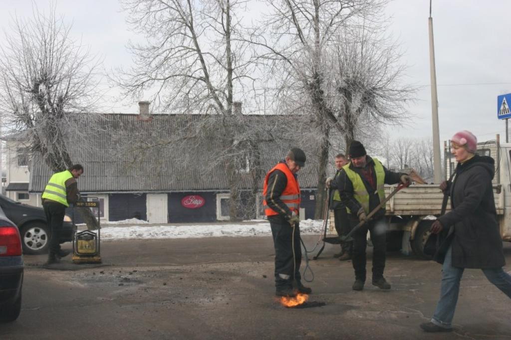 Strādnieki turpinās lāpīt lielākās bedres, taču īpaši viņi ar šo darbu neaizrausies, jo uz visām centrālajām ielām vasarā ir paredzēts klāt jaunu asfaltsegumu. 
Autors: Gatis Bogdanovs