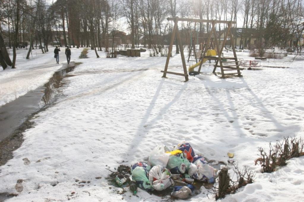 Vakar kārtējo reizi Jaunatnes parkā varēja vērot, ka kāds bija izmetis atkritumus pie gājēju celiņa.
Autors: Gatis Bogdanovs
