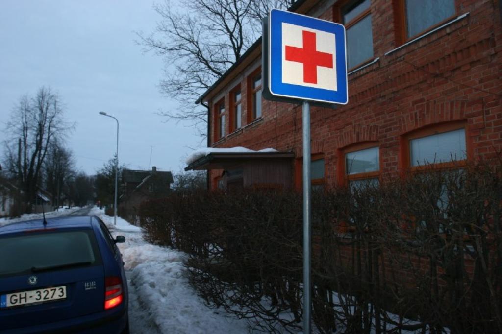 Stāmerenieši atzīst, ka viņu ģimenes ārsts Jānis Seļickis ir gudrs un labs savas profesijas pārstāvis, taču pacientus apbēdina tas, ka reizēm dakteri ir tik grūti sastapt
Autors: Gatis Bogdanovs