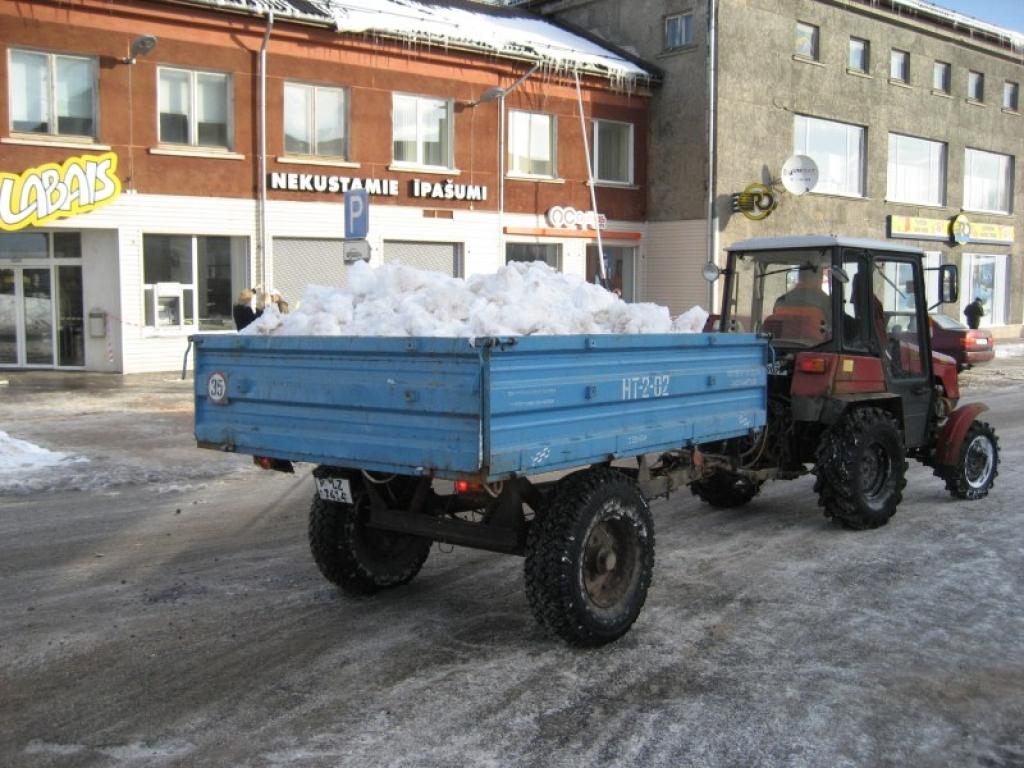 Ceturtdien skvērā pie strūklakas, kā arī laukumā pie pulksteņa savāca un traktorā krāva sniegu. To izveda uz stāvlaukumu Spārītes parka malā, Ozolu ielā.
Autors: Diāna Odumiņa