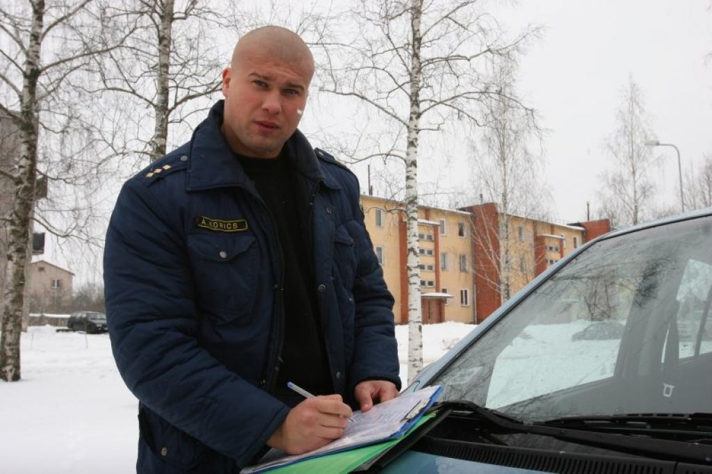 Stradu un Daukstu pagasta iecirkņa inspektors Āris Korics atzīst,ka darba apjoms tagad ir dubultojies, varbūt pat trīskāršojies. Viņš aicina arī pašus cilvēkus būt uzmanīgākiem, sargāt sevi un savus īpašumus, neaizmirst aizslēgt mājas un automašīnas durvis. 
Autors: Gatis Bogdanovs