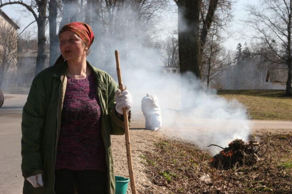 “Labs ir tas darbs, kas padarīts. Šis vienkārši ir simbolisks datums. Katrs cilvēks pie savas mājas jau ir savācis visu, kas ir sakrājies pa ziemu, tāpēc tagad var sakopt arī citas vietas pagasta teritorijā. Es laikam arī esmu pārāk liela patriote – mēs taču te dzīvojam, tādēļ negribas, lai apkārt būtu netīrs. Gribu savākt atkritumus gar ceļa malu. Esmu novērojusi, ka mūsu pagastā ir daudz tādu vietu, kas būs jākopj vēl daudzās šādās talkās,” saka pagasta iedzīvotāja Andra Čaupale.
Autors: Gatis Bogdanovs