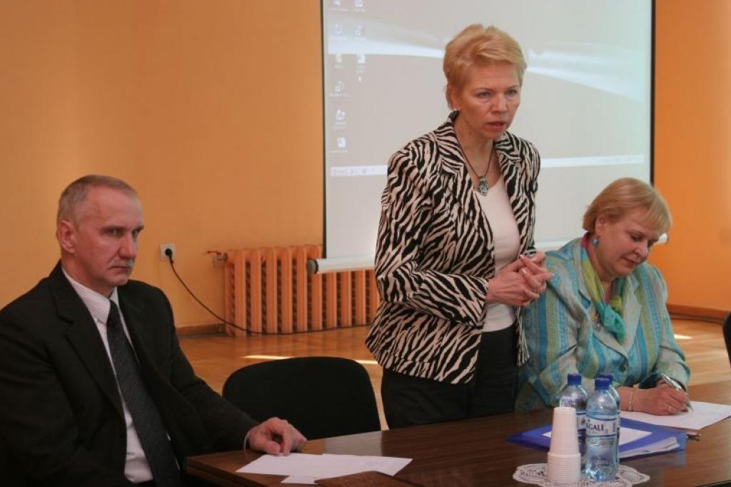 Izglītības ministre Tatjana Koķe, tiekoties ar izglītības iestāžu un pašvaldību vadītājiem, norādīja, ka pedagogus gaida algas samazinājums un tas, ka turpmāk skolotājus vajadzēs mazāk nevis vairāk.
Autors: Gatis Bogdanovs