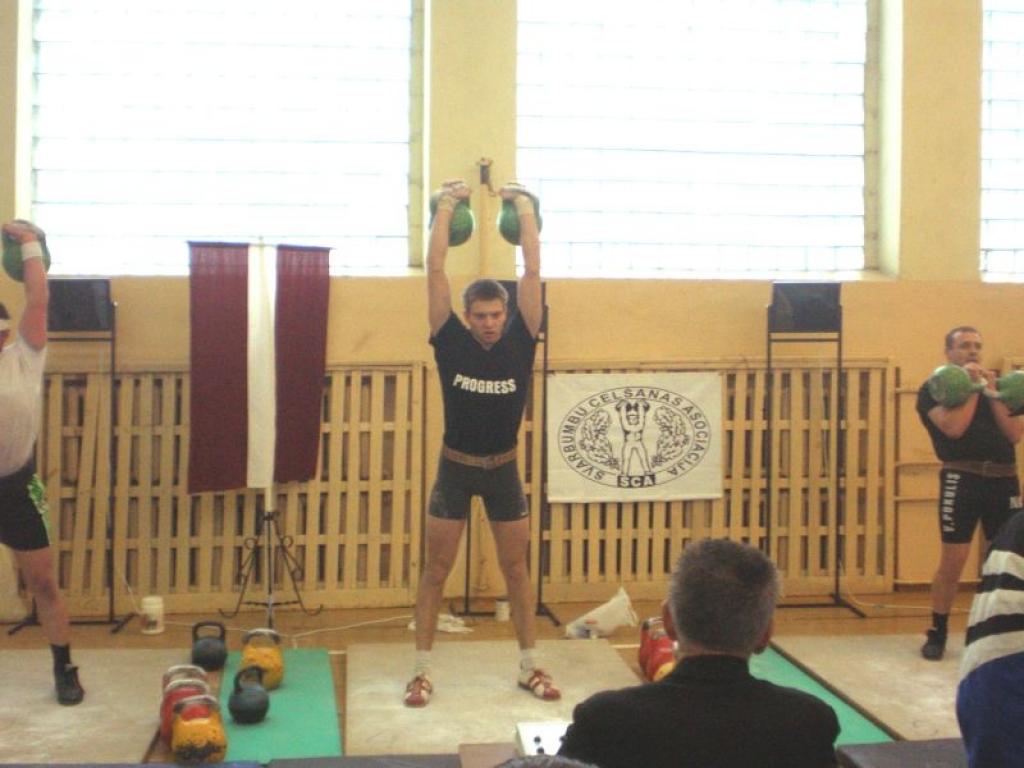Alvis Makejevs svara kategorijā līdz 95 kilogramiem izcīnīja 2.vietu, paceļot svaru bumbas 63 reizes. Viņa labākais rezultāts šogad ir 67 reizes, kas atbilst sporta meistara kandidāta rezultātam. 
Autors: No personiskā albuma