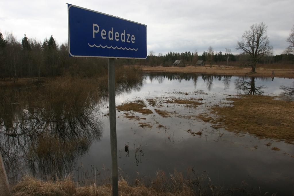 Pededzes upe, izkāpjot no krastiem, appludina tuvējo māju pagalmus, tīrumus un pļavas. 