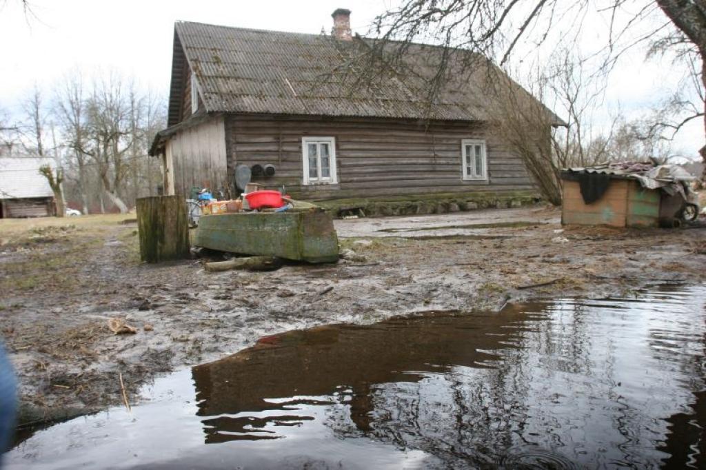 Pededzes upe, izkāpjot no krastiem, appludina tuvējo māju pagalmus, tīrumus un pļavas. 