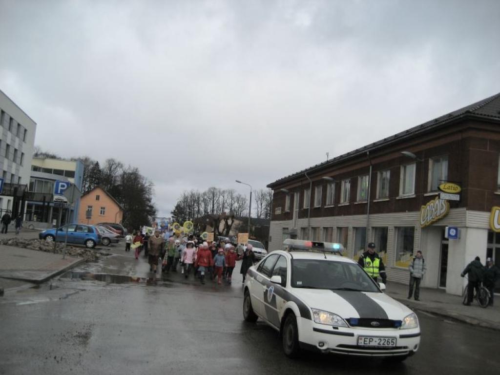 Gulbenes skolēni šodien, 1.aprīlī, devās tradicionālajā Putnu dienu gājienā pa pilsētas ielām.
Autors: Diāna Odumiņa