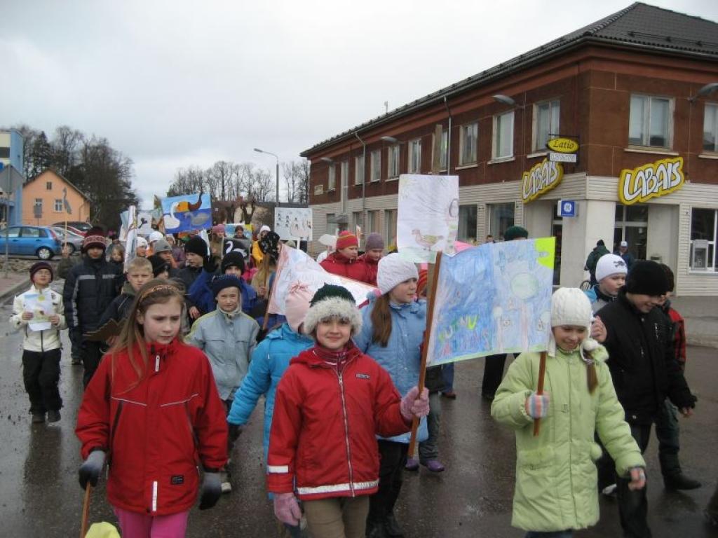 Gulbenes skolēni šodien, 1.aprīlī, devās tradicionālajā Putnu dienu gājienā pa pilsētas ielām.
Autors: Diāna Odumiņa