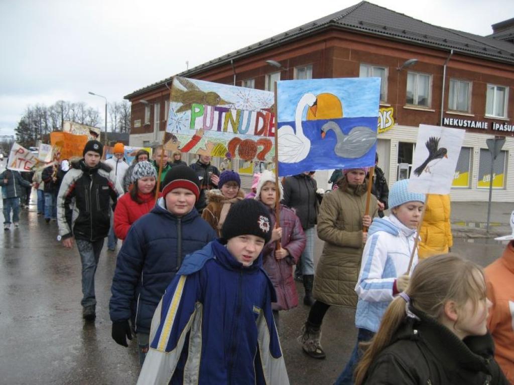 Gulbenes skolēni šodien, 1.aprīlī, devās tradicionālajā Putnu dienu gājienā pa pilsētas ielām.
Autors: Diāna Odumiņa