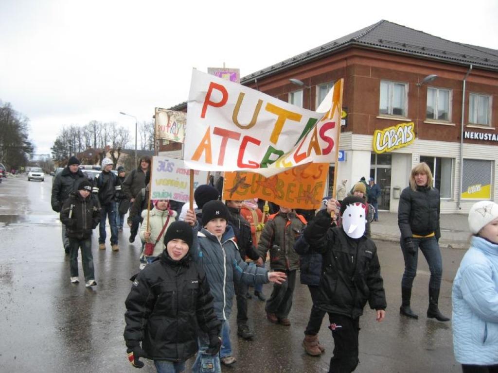 Gulbenes skolēni šodien, 1.aprīlī, devās tradicionālajā Putnu dienu gājienā pa pilsētas ielām.
Autors: Diāna Odumiņa