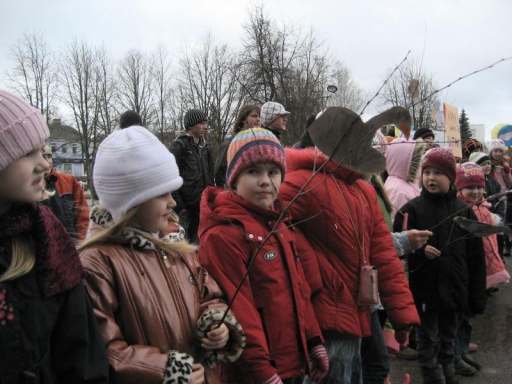 Gulbenes skolēni šodien, 1.aprīlī, devās tradicionālajā Putnu dienu gājienā pa pilsētas ielām.
Autors: Diāna Odumiņa