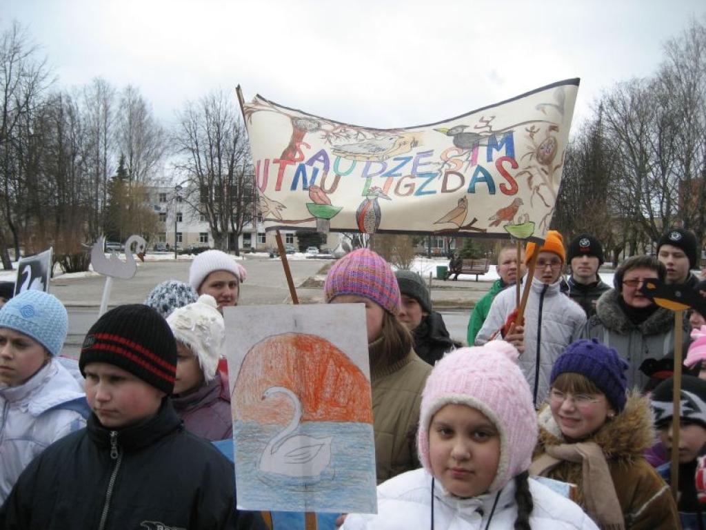 Gulbenes skolēni šodien, 1.aprīlī, devās tradicionālajā Putnu dienu gājienā pa pilsētas ielām.
Autors: Diāna Odumiņa