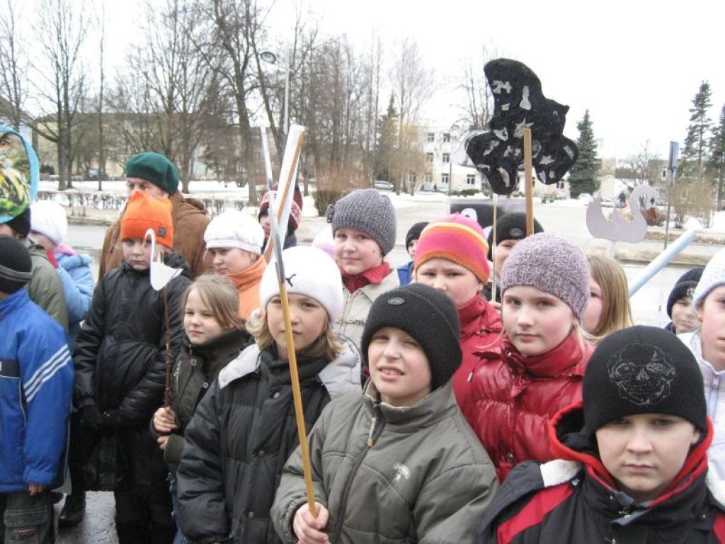 Gulbenes skolēni šodien, 1.aprīlī, devās tradicionālajā Putnu dienu gājienā pa pilsētas ielām.
Autors: Diāna Odumiņa